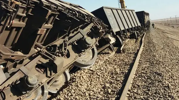 قطار از ریل خارج شده 12 واگن دارد؛ واکنش به موضوع نقص فنی تراورس‌ها