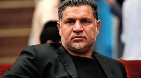 چیدمان شیک خانه پدری علی دایی/ لوستر، کاغذ دیواری طرح دار، آیفون تصویری و عکس بزرگ شهریار ایران و دخترش روی دیوار