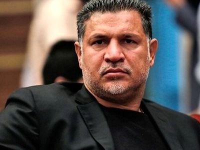 چیدمان شیک خانه پدری علی دایی/ لوستر، کاغذ دیواری طرح دار، آیفون تصویری و عکس بزرگ شهریار ایران و دخترش روی دیوار