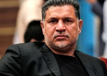 چیدمان شیک خانه پدری علی دایی/ لوستر، کاغذ دیواری طرح دار، آیفون تصویری و عکس بزرگ شهریار ایران و دخترش روی دیوار
