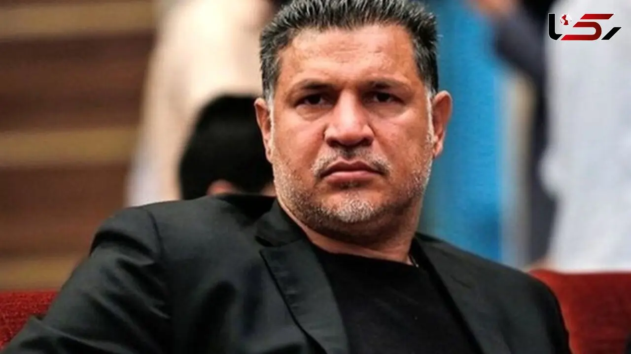 چیدمان شیک خانه پدری علی دایی/ لوستر، کاغذ دیواری طرح دار، آیفون تصویری و عکس بزرگ شهریار ایران و دخترش روی دیوار
