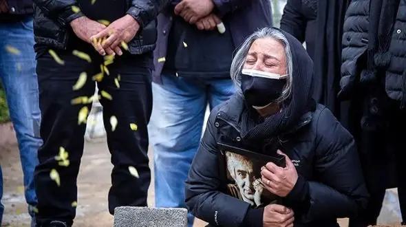 عکس/ ضجه های جگرسوز نسرین مرادی بازیگر تبریزی سریال نون خ بر سر جسم بی جان همسرش/ حضور سروش صحت، جعفر پناهی و سایر هنرمندان مشهور در مراسم خاکسپاری