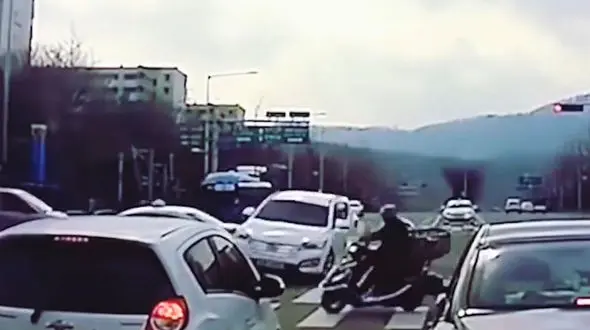 عاقبت بی توجهی به چراغ راهنمایی + فیلم 