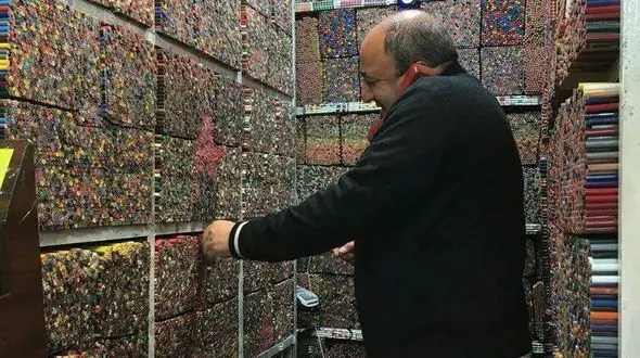 تصویری جالب از مداد رنگی فروشی در بازار تهران