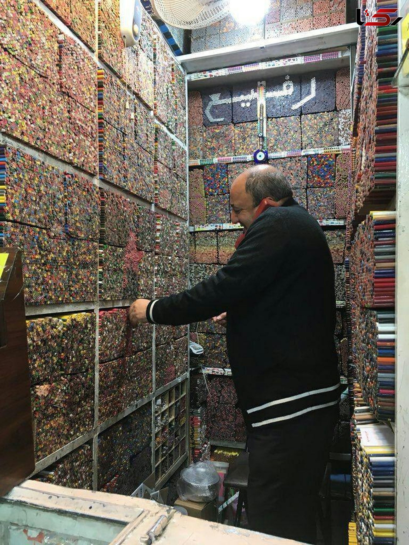 تصویری جالب از مداد رنگی فروشی در بازار تهران