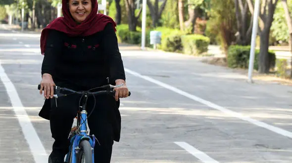 دوچرخه سواری زنان زیر سقف معقول است / می خواهند اصفهان را مانند خیابانِ منحرفِ آمستردام هلند کنند 