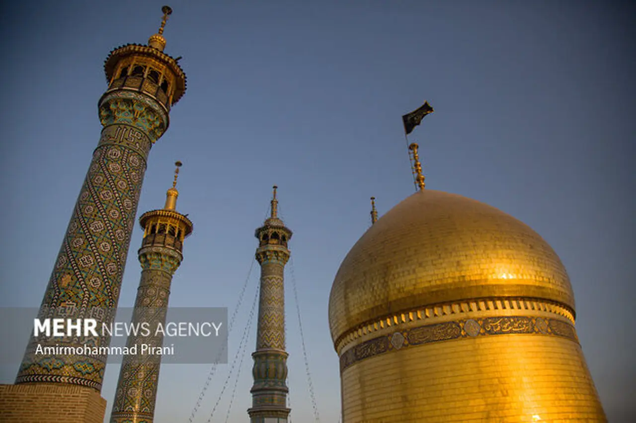 تعویض پرچم حرم بانوی کرامت در شب شهادت خواهر امام رضا (ع)