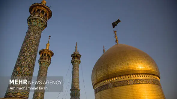 تعویض پرچم حرم بانوی کرامت در شب شهادت خواهر امام رضا (ع)