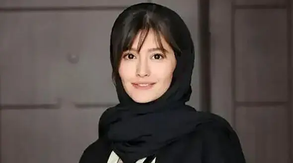 عکس دیده نشده از استایل عجیب پردیس احمدیه بازیگر سریال «پوست شیر» در حال سیگار کشیدن
