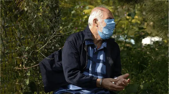 رفتار گستاخانه بهلول قاتل شیما در راهرو دادگاه / فحاشی رکیک به پدر داغدار + عکس