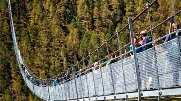 افتتاح طولانی‌ترین پل معلق جهان در سوئیس+عکس های دلهره آور