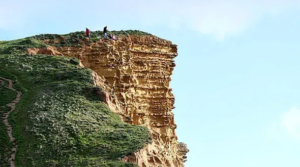 فیلم لحظه سقوط یک زن از صخره ها هنگام سلفی گرفتن !