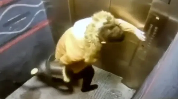 فیلم وحشتناک در آسانسور / سیم جاروبرقی مرد جوان را به یک قدمی مرگ کشاند 