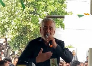مداحی جگرسوز و پدر سر پیکر پسر شهیدش به زمان مازنی/ آرزو داشتمه من ته عروسی ای جان پسر