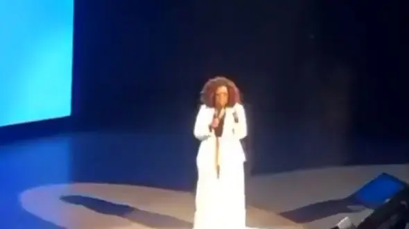 زمین خوردن مجری زن در برنامه زنده تلویزیون + فیلم