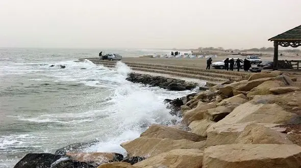  شیء مشکوک در ساحل کنگان چه بود؟ برای ساعتی آرامش ساحل به هم خورد!