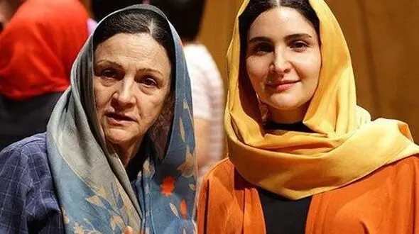 عکس گلاب آدینه در ‌جشن تولد هجده سالگى با لباس قرمز ۵۶ سال قبل / در کنار عزیزانم که هزاران افسوس/ حیف که چشم هاى  پدرم  بسته است 