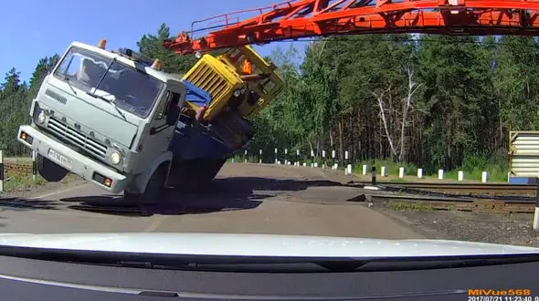 عبور از ریل راه آهن و برخورد با قطار دنباله دار ! + فیلم