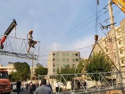 آسیب به درختان و منازل مسکونی شهریار در پی سقوط دکل برق