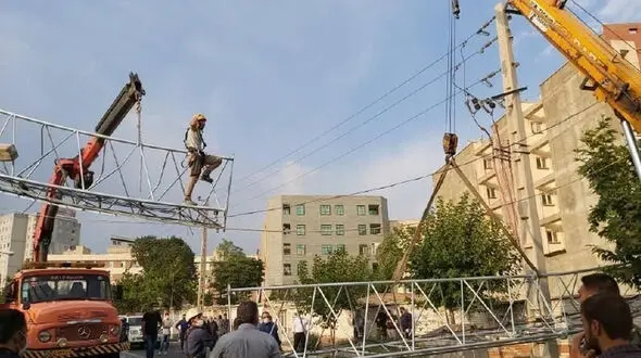 آسیب به درختان و منازل مسکونی شهریار در پی سقوط دکل برق