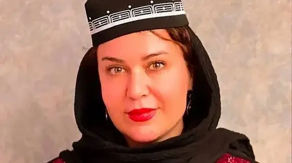 فیلم/ گیتی قاسمی بازیگر سریال اجل معلق : موقع ظرف شستن هم رجزخوانی مهدی رسولی و محسن چاوشی را گوش می‌دهم!