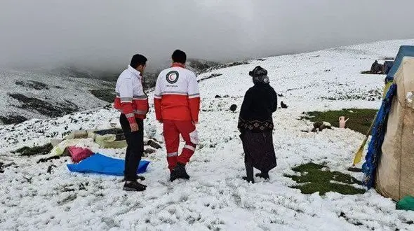 بارش برف ۵۶ روز پس از زمستان/ امداد به عشایر گرفتار در برف و کولاک سراب