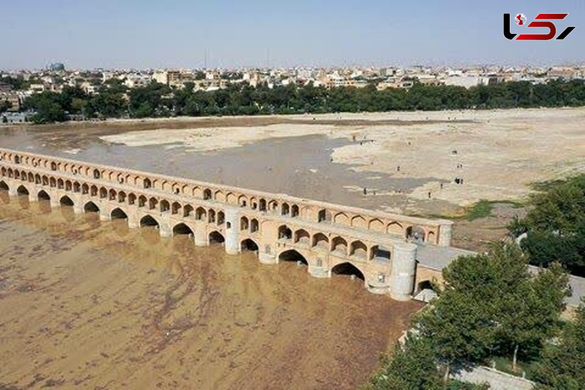 برداشت بی رویه آب،افزایش دمای هوا،خیزش گردوغبار در اصفهان اشی از خشک شدن زاینده‌رود است