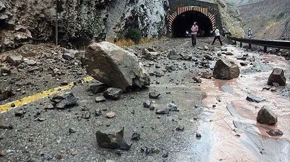 هشدار به مسافران به جاده های شمال / ریزش سنگ در جاده کندوان 