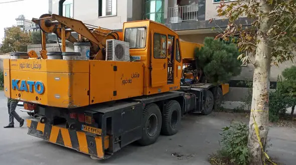 عکس / جرثقیل 30 تنی مهمان ناخوانده یک خانواده کرجی