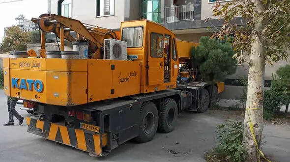 عکس / جرثقیل 30 تنی مهمان ناخوانده یک خانواده کرجی
