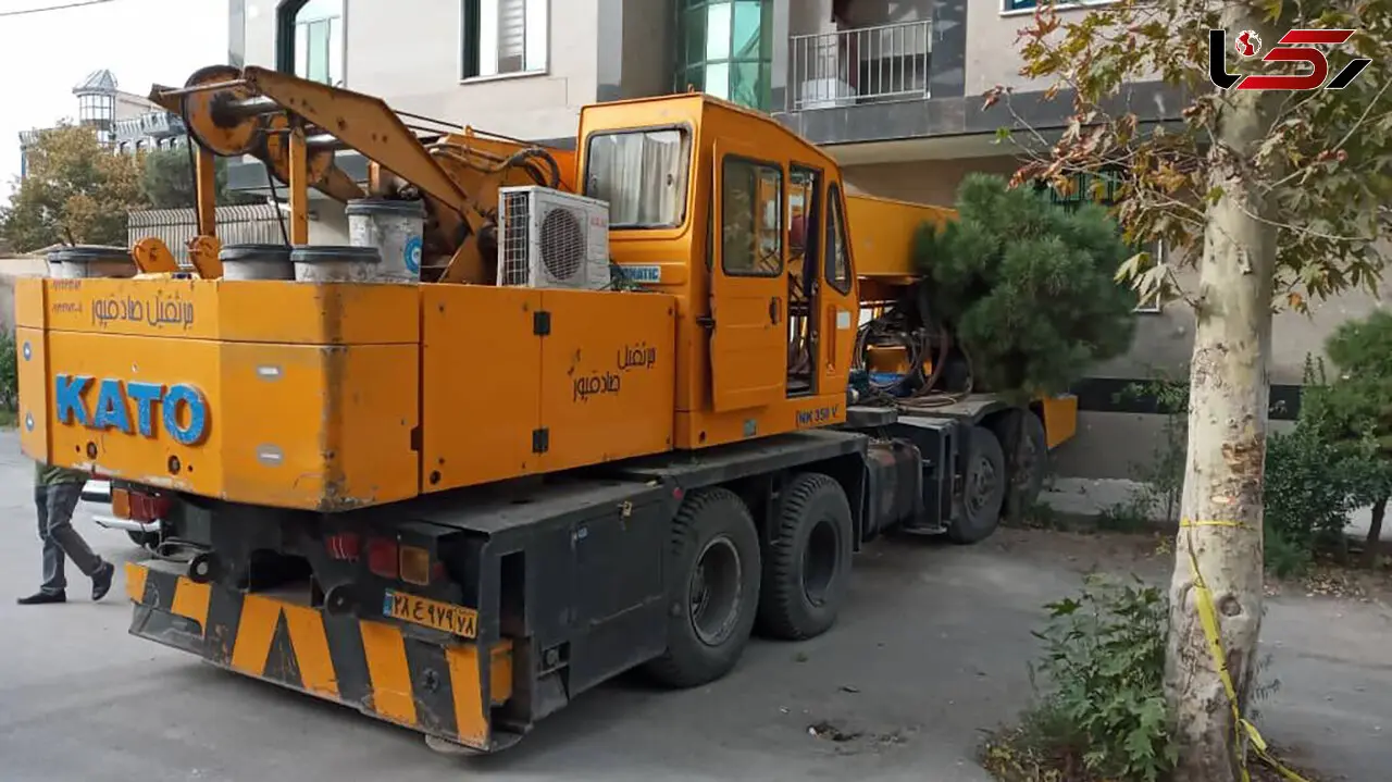 عکس / جرثقیل 30 تنی مهمان ناخوانده یک خانواده کرجی