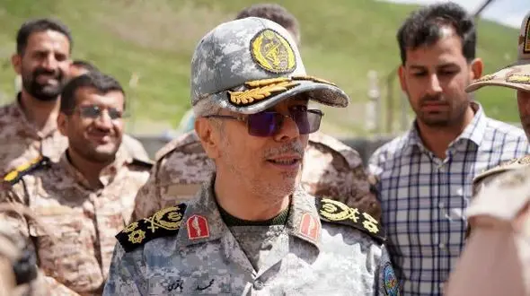 عکس  سفر در زمان /  «سرلشکر باقری در کنار صادق آهنگران» در ایام جنگ و اوج جوانی شان !