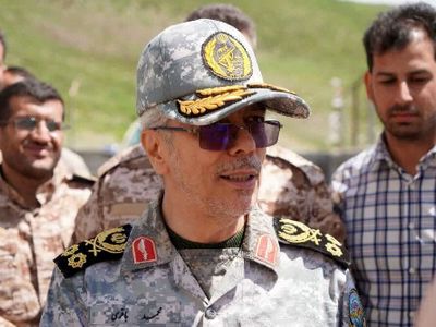 عکس  سفر در زمان /  «سرلشکر باقری در کنار صادق آهنگران» در ایام جنگ و اوج جوانی شان !