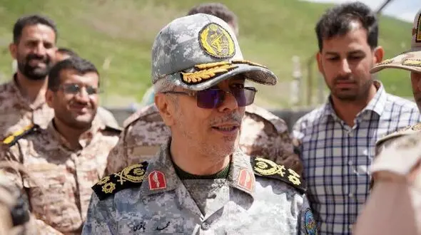 عکس  سفر در زمان /  «سرلشکر باقری در کنار صادق آهنگران» در ایام جنگ و اوج جوانی شان !