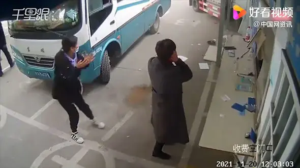 فیلم وحشتناک از اشتباه مرگبار مرد کامیون سوار / همه را له کرد 