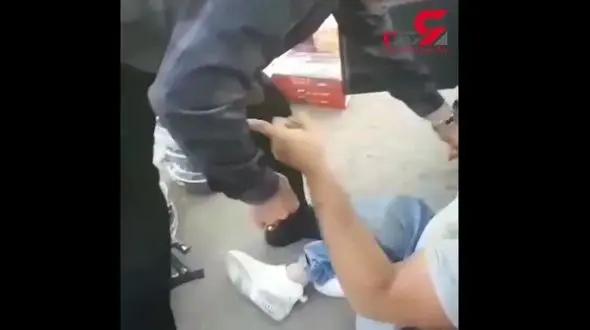 

درگیری مامور شهرداری با دستفروش معلول + فیلم
