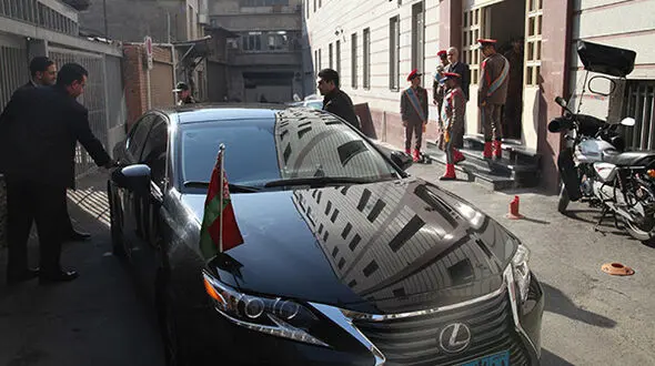 ماشین سفیر بلاروس سرباز راهور را به عمد زیر گرفت / روی عنابستانی سفید شد
