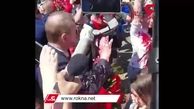 فیلم / پاشیدن خون مصنوعی روی سفیر روسیه در ورشو لهستان