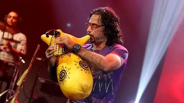 فیلم آواز شاد/ترکیب رو سیاه رعنا رشتی با نی انبان جنوبی رو صحنه ترکوند/شرفیان چه غوغاکرده