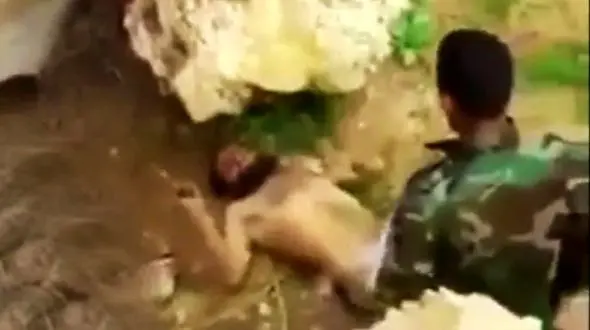 بیرون کشیدن یک داعشی از سوراخ توسط نیروهای حشدالشعبی عراق+فیلم