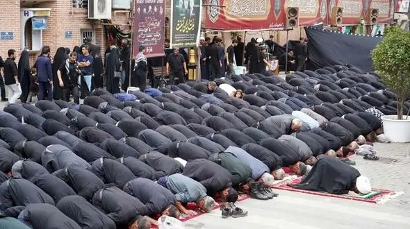 نماز ظهر عاشورا در سراسر کشور اقامه شد