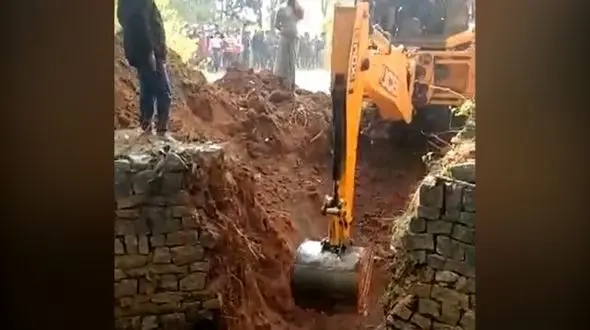 حفر تونل برای نجات فیل از داخل چاه + فیلم