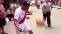 پیرمردی که ستاره‌های دنیای فوتبال را به رقابت طلبید! +تصویر
