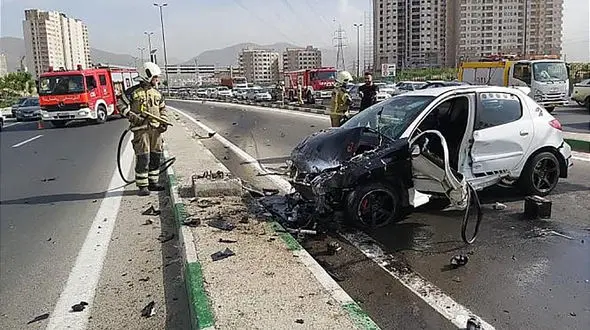 عکس های تصادف پژو 206 با گاردریل در آزادگان