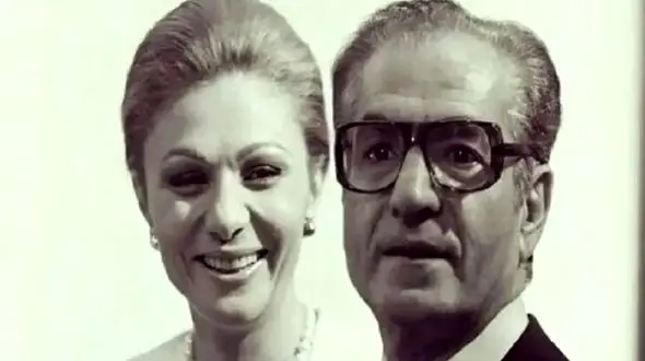 عکس سفر به ایام قدیم  / شاه پهلوی و دست دادن فرح دیبا با گاندی در فرودگاه مهرآباد