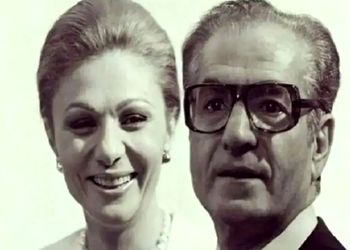 عکس سفر به ایام قدیم  / شاه پهلوی و دست دادن فرح دیبا با گاندی در فرودگاه مهرآباد
