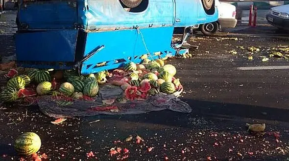 واژگونی نیسان با بار میوه در تهران