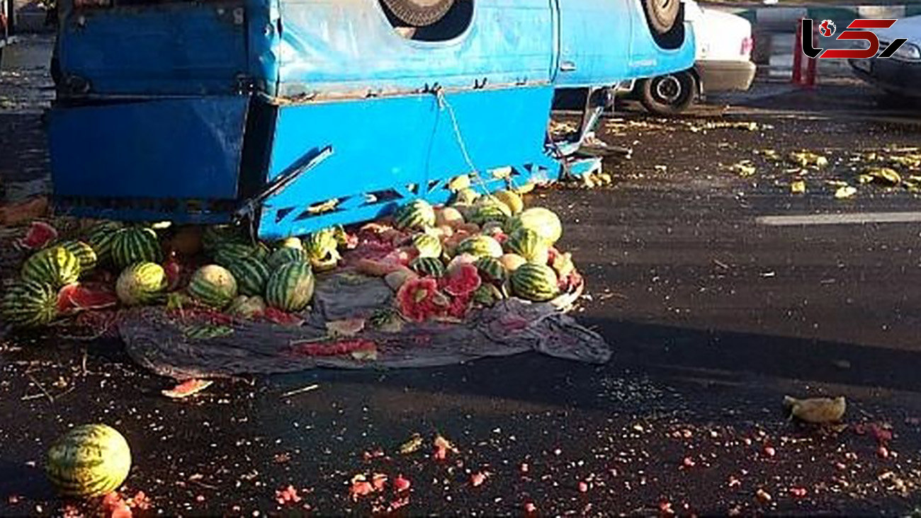 واژگونی نیسان با بار میوه در تهران