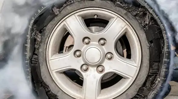 از پنچر شدن تایر ماشین تا آتش سوزی در پشت بام خانه