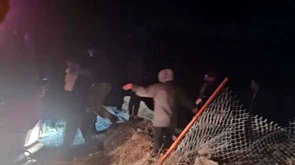 مسافران در محاصره آب سد داریان/ آتش‌نشانان دل به خطر زدند!